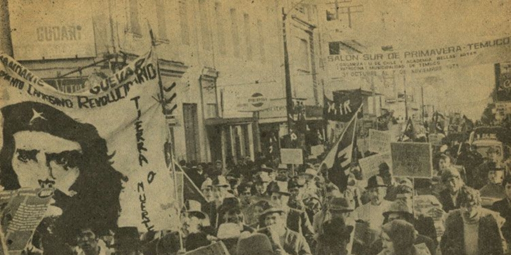 "Tierra o Muerte". Homenaje a Moisés Huentelaf, campesino asesinado por los terratenientes en el fundo "Chesque", comuna de Loncoche. Temuco: 1 de noviembre de 1971