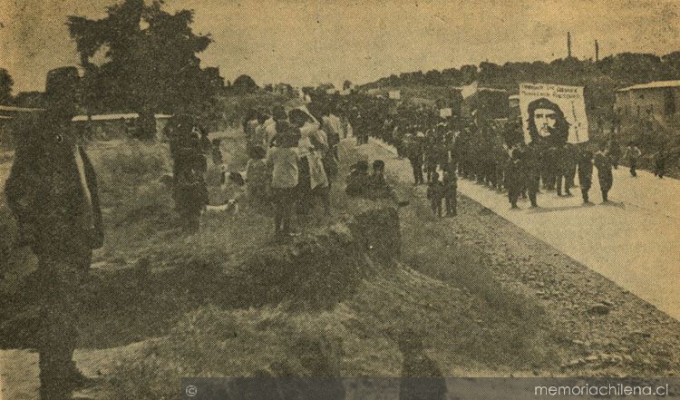 Homenaje a Moisés Huentelaf, campesino asesinado por los terratenientes en el fundo "Chesque", comuna de Loncoche: 1 de noviembre de 1971