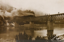 Vista de locomotora sobre puente Banco de Arena, 1916