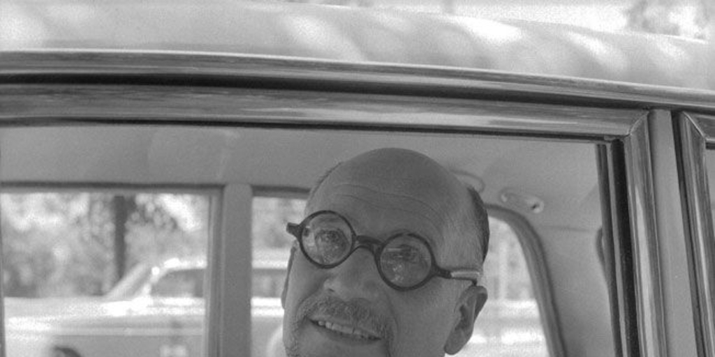 Antonio Romera en auto, 1966