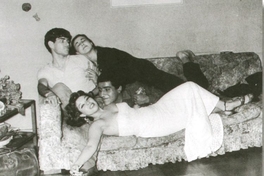 Alejandro Sieveking, María Angélica Figueroa, Víctor Jara y Graciela Legrand en una fiesta del primer año de teatro, en 1956