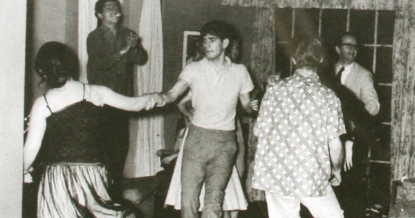 Alejandro Sieveking bailando rock'n'roll con Miriam Benovich, Víctor Jara anima, al fondo se distingue a José Donoso, 1956