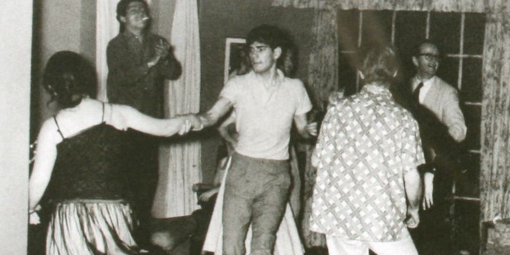 Alejandro Sieveking bailando rock'n'roll con Miriam Benovich, Víctor Jara anima, al fondo se distingue a José Donoso, 1956