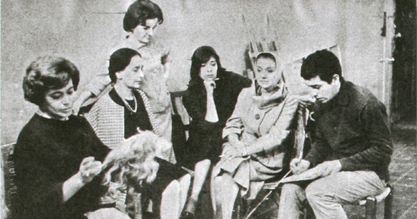 Víctor Jara con las actrices de "Ánimas de día claro"