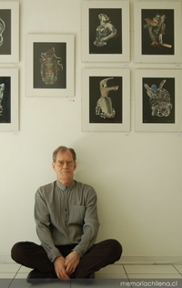 Alejandro Sieveking junto a su obra plástica, 2008