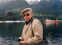 Juan Lémann con su cámara fotográfica en la Laguna San Rafael, 1990