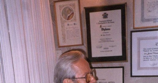 Juan Lémann tocando piano con su nieta Nicole, 1992