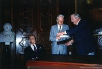 Juan Lémann recibe el premio Hernando Adriazola en la Sociedad Chilena de Bellas Artes, 1992