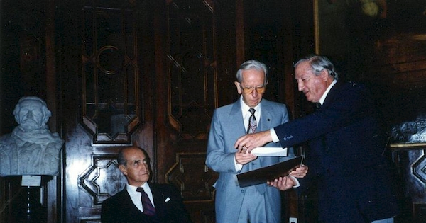 Juan Lémann recibe el premio Hernando Adriazola en la Sociedad Chilena de Bellas Artes, 1992