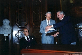 Juan Lémann recibe el premio Hernando Adriazola en la Sociedad Chilena de Bellas Artes, 1992