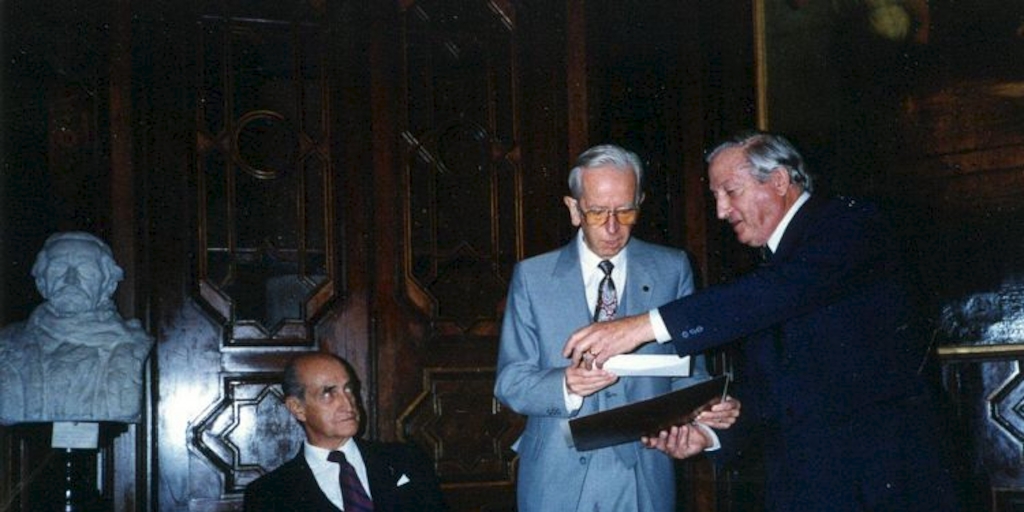 Juan Lémann recibe el premio Hernando Adriazola en la Sociedad Chilena de Bellas Artes, 1992