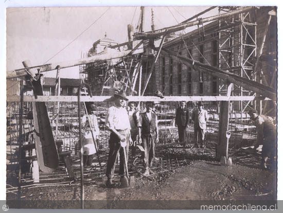 Biblioteca Nacional en construcción, se divisan andamios y trabajadores