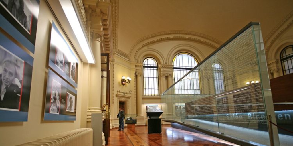 Vista de Salón Bicentenario, con parquet instalado por Guillermo Küpfer y luminarias laterales instaladas por la Casa A.E.G.