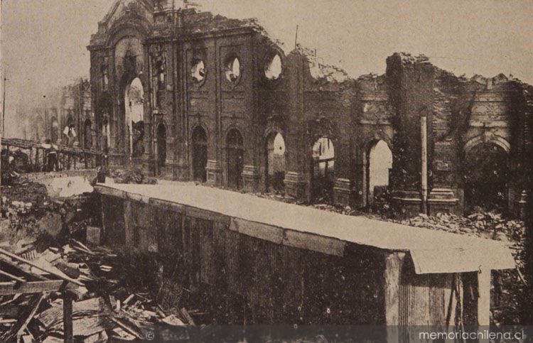 El Antiguo Mercado del Cardonal, una de las reliquias del viejo Valparaíso. Este edificio es uno de los más destrozados por el temblor