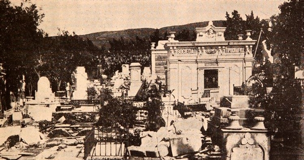 El Cementerio N° 2, Valparaíso, vista tomada en el sitio que recibió mayores perjuicios y destrozos