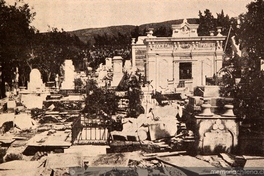 El Cementerio N° 2, Valparaíso, vista tomada en el sitio que recibió mayores perjuicios y destrozos