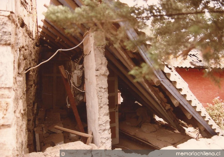 Vivienda y techumbre destruida por el terremoto, Las Cruces, marzo de 1985