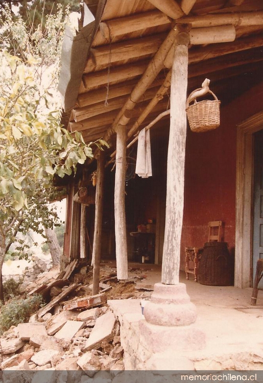 Corredor de vivienda destruida por el terremoto, Las Cruces, marzo de 1985