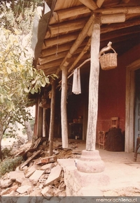 Corredor de vivienda destruida por el terremoto, Las Cruces, marzo de 1985