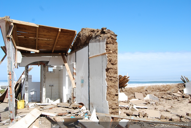 Vivienda destruida por el terremoto y tsunami, Iloca, febrero de 2010