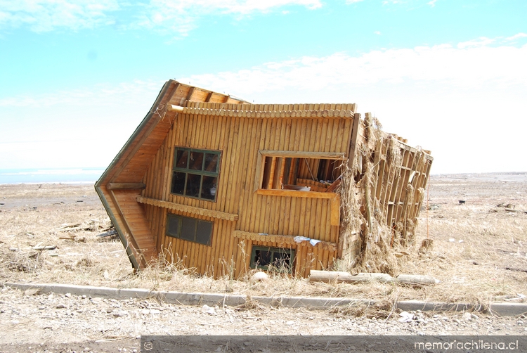 Vivienda destruida por el terremoto y tsunami, Iloca, febrero de 2010