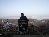 Profesor con pendón de la escuela "René León Echaíz", Iloca, febrero de 2010