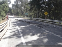 Grietas en el pavimento en ruta de acceso a Iloca, febrero de 2010