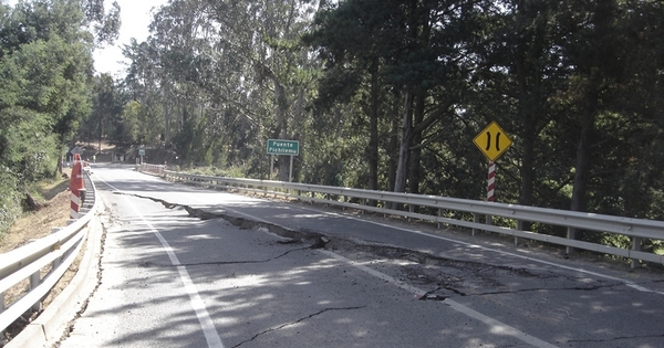 Grietas en el pavimento en ruta de acceso a Iloca, febrero de 2010