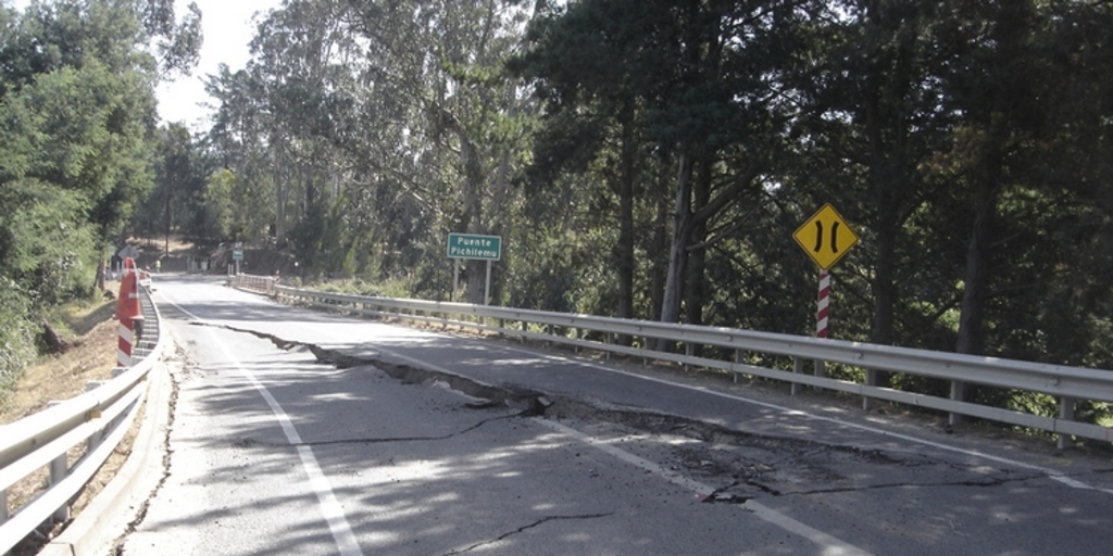 Grietas en el pavimento en ruta de acceso a Iloca, febrero de 2010