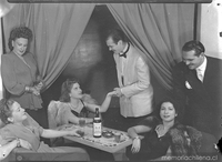 María Elena Gertner, Mario Ortega, Marta Ubilla y Rosita Muñoz, realizando un radioteatro en la radio Agricultura, 1950