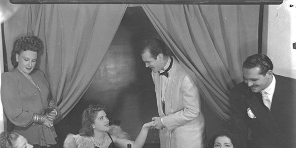 María Elena Gertner, Mario Ortega, Marta Ubilla y Rosita Muñoz, realizando un radioteatro en la radio Agricultura, 1950