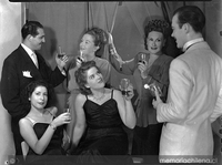 María Elena Gertner, Mario Ortega, Marta Ubilla y Rosita Muñoz, en un brindis durante radioteatro en la radio Agricultura, 1950