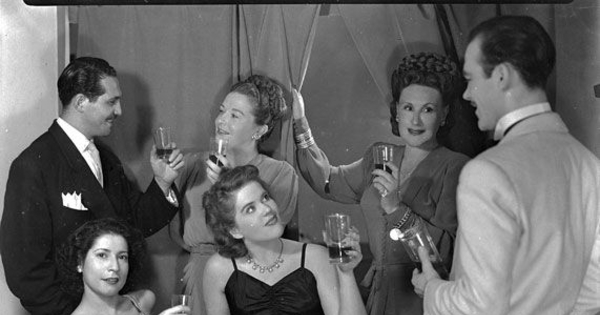 María Elena Gertner, Mario Ortega, Marta Ubilla y Rosita Muñoz, en un brindis durante radioteatro en la radio Agricultura, 1950