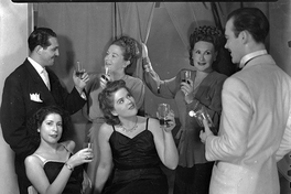 María Elena Gertner, Mario Ortega, Marta Ubilla y Rosita Muñoz, en un brindis durante radioteatro en la radio Agricultura, 1950