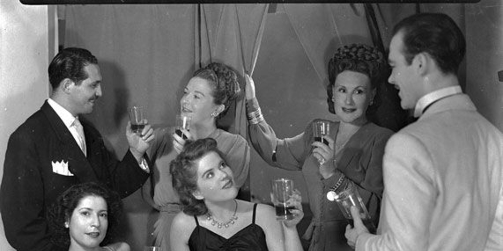 María Elena Gertner, Mario Ortega, Marta Ubilla y Rosita Muñoz, en un brindis durante radioteatro en la radio Agricultura, 1950