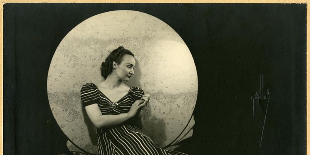 Mujer sobre fondo lunar, Punta Arenas, ca. 1940