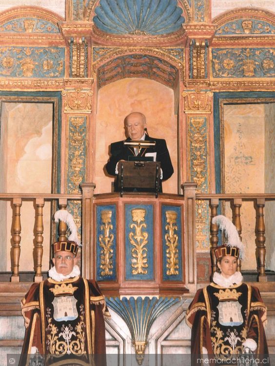 Gonzalo Rojas pronunciando su discurso de recepción del Premio Cervantes, en el Paraninfo de la Universidad de Alcalá de Henares, 23 de abril de 2004