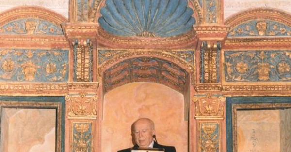 Gonzalo Rojas pronunciando su discurso de recepción del Premio Cervantes, en el Paraninfo de la Universidad de Alcalá de Henares, 23 de abril de 2004