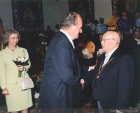 Gonzalo Rojas recibe el saludo del Rey Juan Carlos I de España durante la ceremonia de recepción del Premio Cervantes, en el Paraninfo de la Universidad de Alcalá de Henares, 23 de abril de 2004