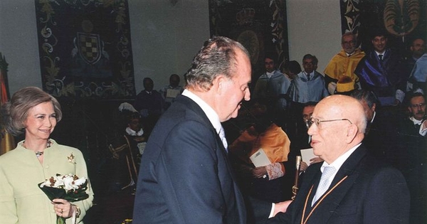 Gonzalo Rojas recibe el saludo del Rey Juan Carlos I de España durante la ceremonia de recepción del Premio Cervantes, en el Paraninfo de la Universidad de Alcalá de Henares, 23 de abril de 2004