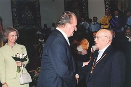 Gonzalo Rojas recibe el saludo del Rey Juan Carlos I de España durante la ceremonia de recepción del Premio Cervantes, en el Paraninfo de la Universidad de Alcalá de Henares, 23 de abril de 2004