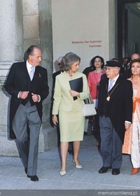 Gonzalo Rojas saliendo del Paraninfo de la Universidad de Alcalá de Henares luego de recibir el Premio Cervantes 2003, acompañado de los Reyes de España, 23 de abril de 2004