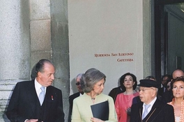 Gonzalo Rojas saliendo del Paraninfo de la Universidad de Alcalá de Henares luego de recibir el Premio Cervantes 2003, acompañado de los Reyes de España, 23 de abril de 2004