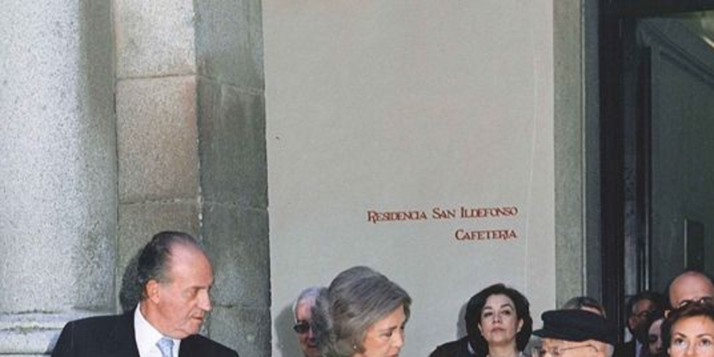 Gonzalo Rojas saliendo del Paraninfo de la Universidad de Alcalá de Henares luego de recibir el Premio Cervantes 2003, acompañado de los Reyes de España, 23 de abril de 2004