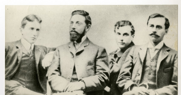 Carlos Pezoa Véliz junto a Samuel A. Lillo, Augusto D'Halmar e Isaías Gamboa