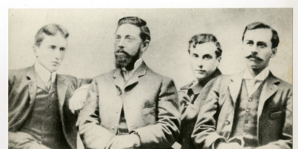 Carlos Pezoa Véliz junto a Samuel A. Lillo, Augusto D'Halmar e Isaías Gamboa
