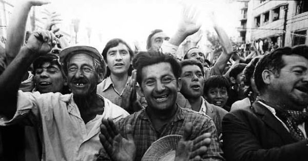 Obreros y campesinos en concentración de la Unidad Popular, hacia 1970