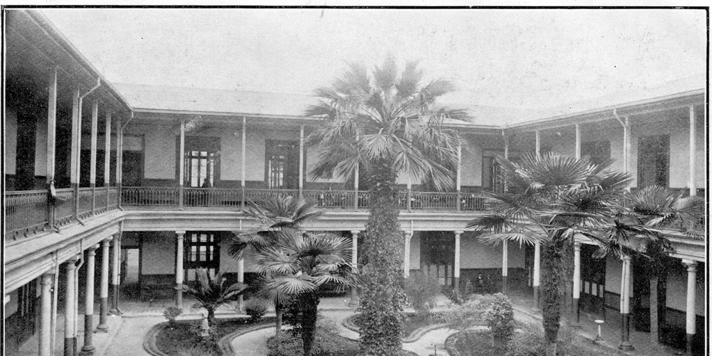 Patio principal del Instituto Nacional, 1913