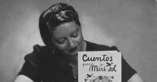 Marta Brunet presentando su libro Cuentos para Marisol, 1938