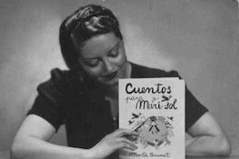 Marta Brunet presentando su libro Cuentos para Marisol, 1938